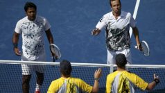Leander Paes s Radkem Štěpánkem (oba v bílém) přehráli v deblovém semifinále US Open americké bratry Bryanovy