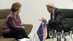 Šéfka unijní diplomacie Catherine Ashtonová s americkým ministrem zahraničí Johnem Kerrym na setkání v litevském Vilniusu