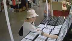 Pachatelku, po níž nyní pátrá policie, zachytila průmyslová kamera.