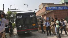 Policejní vůz přiváží čtyři muže obviněné ze znásilnění 23leté studentky k soudu v Dillí