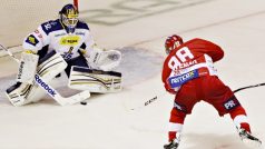 Utkání 1. kola hokejové extraligy Rytíři Kladno - HC Slavia Praha 13. září v Kladně. Jakub Sklenář ze Slavie a brankář Jan Cháber z Kladna.