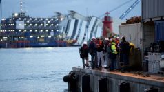 Začalo vyprošťování vraku lodi Costa Concordia