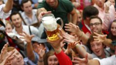 O první pivo Oktoberfestu je vždycky zájem