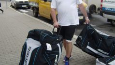 Při výjezdech V KHL mají kustodi Lva Praha hodně práce