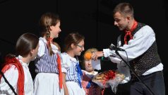 Na pódiu se během slavností vystřídala celá řada folklórních spolků