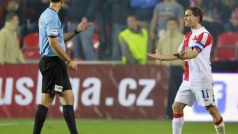 Karol Kisel opouští po rozhodnutí Libora Kovaříka 280. derby Slavie se Spartou