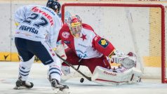 Utkání 8. kola hokejové extraligy HC Bílí Tygři Liberec - HC Slavia Praha 1. října v Liberci. Liberecký útočník Tomáš Pospíšil překonává v samostaném nájezdu brankáře Slavie Dominika Furcha.