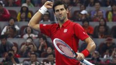 Srbský tenista Novak Djoković po výhře nad Rafaelem Nadalem ve finále v Šanghaji