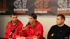 Radoslav Rančík (vlevo), Jiří Welsch a trenér Kestutis Kemzura během tiskové konference basketbalistů Nymburka
