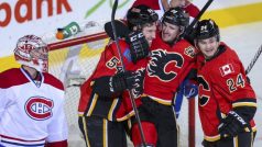 Jiří Hudler (vpravo) se asistencí podílel na výhře Calgary nad Montrealem v NHL