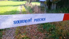 Mlynář z Řípova brání zahrádkářům ve vstupu na jejich pozemky