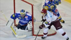 Utkání 12. kola hokejové extraligy HC Sparta Praha - HC PSG Zlín 16. října v Praze. Zleva brankář Zlína Luboš Horčička, útočník Sparty Lukáš Pech a obránce Martin Matějíček.