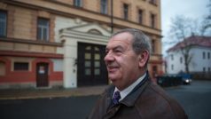 Exposlanec KSČM Josef Vondruška přichází k Okresnímu soudu v Liberci, kde pokračovalo projednávání jeho případu. Podle obžaloby na začátku 80. let, kdy působil ve věznici v Minkovicích u Liberce, bil jako dozorce politického vězně Jiřího Wolfa.