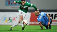 Utkání 11. kola první fotbalové ligy FK Baumit Jablonec - FK Mladá Boleslav 18. října v Jablonci nad Nisou. Jablonecký záložník Ondřej Vaněk střílí první gól. Vpravo je obránce Boleslavi Petr Johana.