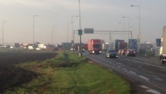 U jedné z nejvytíženějších křižovatek v Hradci Králové se od chvíle omezení tvoří kolony