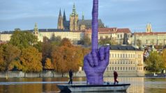 Výtvarník David Černý instaloval na Vltavě plastiku ruky se vztyčeným prostředníčkem namířeným na Pražský hrad.