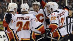 Hokejisté Calgary oslavují rozhodují branku v utkání v San Jose. Na snímku zleva Curtis Glencross, Jiří Hudler, TJ Brodie, Denis Wideman a Lee Stempniak