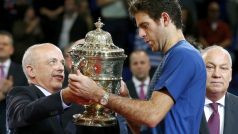 Juan Martin del Potro přebírá pohár za vítězství v Basileji