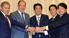 Zleva : Ruští ministři zahraničí Sergej Lavrov a obrany Sergej Šojgu a premiér Japonska Šinzó Abe, ministr zahraničí Fumio Kishida a ministr obrany Itsunori Onodera