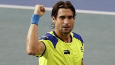 David Ferrer se raduje po vítězství nad krajanem Rafaelem Nadalem