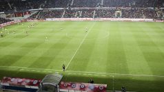 Fotbal je sice letní sport, ale na fotbalovém stadiónu bývá leckdy větší zima než na tom hokejovém