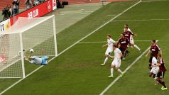 Mladí fotbalisté ze základní školy Eden sledovali bundesligové utkání mezi Norimberkem a Freiburgem