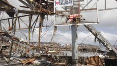 Z pobřežního města Tacloban zbyly po řádění tajfunu jen trosky