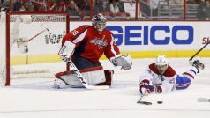 Brankář Washingtonu Michal Neuvirth v akci