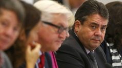 Předseda SPD Sigmar Gabriel (vpravo)