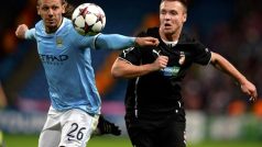 Plzeňský útočník Stanislav Tecl (vpravo) v souboji s Martinem Demichelisem z Manchesteru City během utkání základní skupiny Ligy mistrů