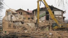 Demolice správní budovy staré sklárny v Novém Sedle na Sokolovsku