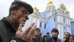 Zraněný muž během protestů v Kyjevě