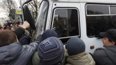 Demonstranti se snaží zastavit policejní autobus v Kyjevě