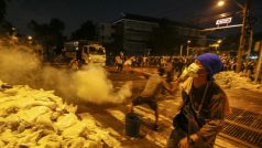 Nepokoje v Bangkoku pokračují. Demonstranti se snaží rozbít zátarasy