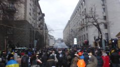 Na prostranství před prezidentským palácem v Kyjevě jsou tisíce lidí