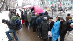 Kyjev dnes: mobilní kavárny, kanceláře, kde se vaří jídlo pro demonstranty, a další protesty