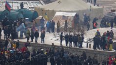 V Kyjevě se dál protestuje, policie v noci razantně zasáhla, dopoledne se pak stáhla
