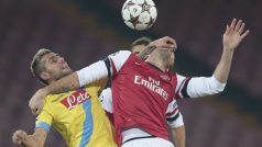 Valon Behrami z Neapole (vlevo) v souboji s Olivierem Giroudem z Arsenalu