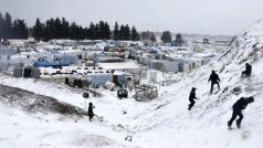 Sníh a mráz sužuje syrské uprchlíky v táboře u libanonského města Zahle