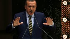 Turecký premiér Recep Tayyip Erdogan promluvil k členům své strany. V reakci na odstoupení tří ministrů oznámil, že vládnoucí Strana spravedlnosti nebude tolerovat korupci