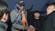 Bývalý slavný americký basketbalista Dennis Rodman přiletěl do Severní Koreje na oslavu narozenin Kim Čong-una