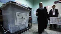 Egypt, lidé v referendu rozhodují o nové ústavě. Žena v Káhiře jde vhodit svůj hlas do volební urny
