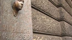 Pamětní deska s posmrtnou maskou Jana Palacha na budově Filosofické fakulty Univerzity Karlovy v Praze