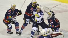 Kladenský útočník Michal Dragoun (v bílém) v obležení hráčů Chomutova