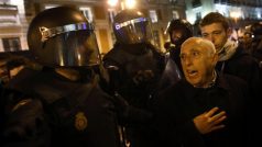 Policie zasahuje proti protestujícím ve Španělsku