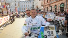 Šťastný David Pabiška s mechanikem projel cílem