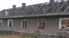 Opuštěné domy se rozpadají, jen stěží odolávají sběračům kovů