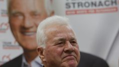 Rakouský miliardář Frank Stronach na tiskové konferenci, kde oznámil, že se vzdává poslaneckého mandátu