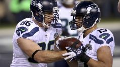 Hráči vítězného Seattlu Jermaine Kearse (15) a Zach Miller (86)