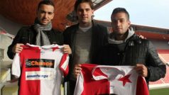 Nové posily Slavie Damien Boudjemaa (vlevo) a Keegan Ritchie se sportovním ředitelem Karolem Kiselem (uprostředú